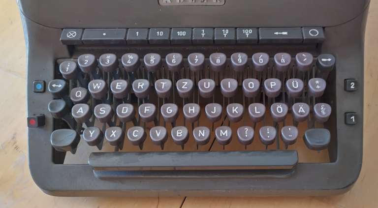 Adler Büroschreibmaschine Detailansicht Tastatur